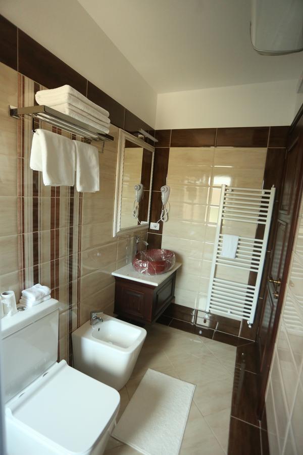 Vila Dante Boutique Hotel Tushemisht ภายนอก รูปภาพ
